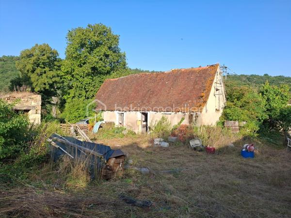 Maison d'environ 65 m2 à rénover sur presque 3 000 m2 de terrain avec possibilité d'acheter un peu plus.
4 bâtiments cadastrés.
Une ancienne maison périgourdine de 2 pièces avec cheminée à foyer ouvert et combles. Les dites combles ne seront pas aménageables sans réhaussement de toiture.
Toiture à refaire.

Accord du grand périgueux pour la rénovation de la maison avec agrandissement jusqu'à 60 m2 d'emprise au sol. Accord pour ajouter un étage, ce qui peut faire une augmentation d'environ 100 m2 de plancher.

Grange d'au moins 150 m2 au total, un ancien séchoir à viande et un quatrième bâtiment. 
ATTENTION, LOURDS TRAVAUX, RENOVATION COMPLETE A FAIRE
Compteur électrique à changer.

Diags ok, Rien à signaler.

Un seul voisin qui peut très bien ne pas être visible puisque placé derrière.
Ruisseau tout proche avec ancien lavoir construit sur la source. Pour aller s'y promener, il est accessible par des chemins en partant de la maison.
Endroit de baignade au change à 4 minutes top chrono en voiture!

De la pierre, magnifique pierre à rénover!

Appelez-moi vite!