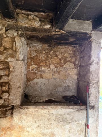 Maison d'environ 65 m2 à rénover sur presque 3 000 m2 de terrain avec possibilité d'acheter un peu plus.
4 bâtiments cadastrés.
Une ancienne maison périgourdine de 2 pièces avec cheminée à foyer ouvert et combles. Les dites combles ne seront pas aménageables sans réhaussement de toiture.
Toiture à refaire.

Accord du grand périgueux pour la rénovation de la maison avec agrandissement jusqu'à 60 m2 d'emprise au sol. Accord pour ajouter un étage, ce qui peut faire une augmentation d'environ 100 m2 de plancher.

Grange d'au moins 150 m2 au total, un ancien séchoir à viande et un quatrième bâtiment. 
ATTENTION, LOURDS TRAVAUX, RENOVATION COMPLETE A FAIRE
Compteur électrique à changer.

Diags ok, Rien à signaler.

Un seul voisin qui peut très bien ne pas être visible puisque placé derrière.
Ruisseau tout proche avec ancien lavoir construit sur la source. Pour aller s'y promener, il est accessible par des chemins en partant de la maison.
Endroit de baignade au change à 4 minutes top chrono en voiture!

De la pierre, magnifique pierre à rénover!

Appelez-moi vite!
