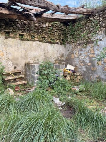 Maison d'environ 65 m2 à rénover sur presque 3 000 m2 de terrain avec possibilité d'acheter un peu plus.
4 bâtiments cadastrés.
Une ancienne maison périgourdine de 2 pièces avec cheminée à foyer ouvert et combles. Les dites combles ne seront pas aménageables sans réhaussement de toiture.
Toiture à refaire.

Accord du grand périgueux pour la rénovation de la maison avec agrandissement jusqu'à 60 m2 d'emprise au sol. Accord pour ajouter un étage, ce qui peut faire une augmentation d'environ 100 m2 de plancher.

Grange d'au moins 150 m2 au total, un ancien séchoir à viande et un quatrième bâtiment. 
ATTENTION, LOURDS TRAVAUX, RENOVATION COMPLETE A FAIRE
Compteur électrique à changer.

Diags ok, Rien à signaler.

Un seul voisin qui peut très bien ne pas être visible puisque placé derrière.
Ruisseau tout proche avec ancien lavoir construit sur la source. Pour aller s'y promener, il est accessible par des chemins en partant de la maison.
Endroit de baignade au change à 4 minutes top chrono en voiture!

De la pierre, magnifique pierre à rénover!

Appelez-moi vite!