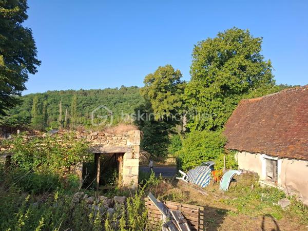 Maison d'environ 65 m2 à rénover sur presque 3 000 m2 de terrain avec possibilité d'acheter un peu plus.
4 bâtiments cadastrés.
Une ancienne maison périgourdine de 2 pièces avec cheminée à foyer ouvert et combles. Les dites combles ne seront pas aménageables sans réhaussement de toiture.
Toiture à refaire.

Accord du grand périgueux pour la rénovation de la maison avec agrandissement jusqu'à 60 m2 d'emprise au sol. Accord pour ajouter un étage, ce qui peut faire une augmentation d'environ 100 m2 de plancher.

Grange d'au moins 150 m2 au total, un ancien séchoir à viande et un quatrième bâtiment. 
ATTENTION, LOURDS TRAVAUX, RENOVATION COMPLETE A FAIRE
Compteur électrique à changer.

Diags ok, Rien à signaler.

Un seul voisin qui peut très bien ne pas être visible puisque placé derrière.
Ruisseau tout proche avec ancien lavoir construit sur la source. Pour aller s'y promener, il est accessible par des chemins en partant de la maison.
Endroit de baignade au change à 4 minutes top chrono en voiture!

De la pierre, magnifique pierre à rénover!

Appelez-moi vite!