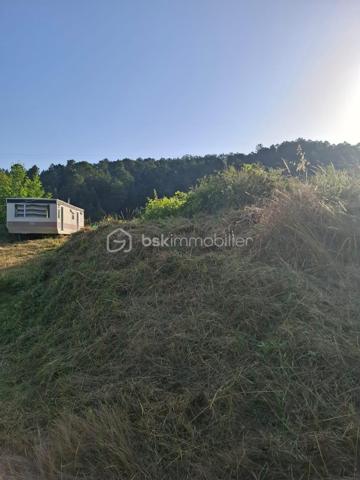 Maison d'environ 65 m2 à rénover sur presque 3 000 m2 de terrain avec possibilité d'acheter un peu plus.
4 bâtiments cadastrés.
Une ancienne maison périgourdine de 2 pièces avec cheminée à foyer ouvert et combles. Les dites combles ne seront pas aménageables sans réhaussement de toiture.
Toiture à refaire.

Accord du grand périgueux pour la rénovation de la maison avec agrandissement jusqu'à 60 m2 d'emprise au sol. Accord pour ajouter un étage, ce qui peut faire une augmentation d'environ 100 m2 de plancher.

Grange d'au moins 150 m2 au total, un ancien séchoir à viande et un quatrième bâtiment. 
ATTENTION, LOURDS TRAVAUX, RENOVATION COMPLETE A FAIRE
Compteur électrique à changer.

Diags ok, Rien à signaler.

Un seul voisin qui peut très bien ne pas être visible puisque placé derrière.
Ruisseau tout proche avec ancien lavoir construit sur la source. Pour aller s'y promener, il est accessible par des chemins en partant de la maison.
Endroit de baignade au change à 4 minutes top chrono en voiture!

De la pierre, magnifique pierre à rénover!

Appelez-moi vite!
