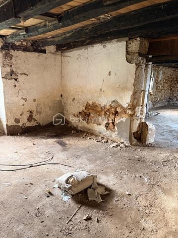 Maison d'environ 65 m2 à rénover sur presque 3 000 m2 de terrain avec possibilité d'acheter un peu plus.
4 bâtiments cadastrés.
Une ancienne maison périgourdine de 2 pièces avec cheminée à foyer ouvert et combles. Les dites combles ne seront pas aménageables sans réhaussement de toiture.
Toiture à refaire.

Accord du grand périgueux pour la rénovation de la maison avec agrandissement jusqu'à 60 m2 d'emprise au sol. Accord pour ajouter un étage, ce qui peut faire une augmentation d'environ 100 m2 de plancher.

Grange d'au moins 150 m2 au total, un ancien séchoir à viande et un quatrième bâtiment. 
ATTENTION, LOURDS TRAVAUX, RENOVATION COMPLETE A FAIRE
Compteur électrique à changer.

Diags ok, Rien à signaler.

Un seul voisin qui peut très bien ne pas être visible puisque placé derrière.
Ruisseau tout proche avec ancien lavoir construit sur la source. Pour aller s'y promener, il est accessible par des chemins en partant de la maison.
Endroit de baignade au change à 4 minutes top chrono en voiture!

De la pierre, magnifique pierre à rénover!

Appelez-moi vite!