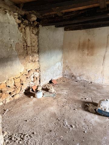 Maison d'environ 65 m2 à rénover sur presque 3 000 m2 de terrain avec possibilité d'acheter un peu plus.
4 bâtiments cadastrés.
Une ancienne maison périgourdine de 2 pièces avec cheminée à foyer ouvert et combles. Les dites combles ne seront pas aménageables sans réhaussement de toiture.
Toiture à refaire.

Accord du grand périgueux pour la rénovation de la maison avec agrandissement jusqu'à 60 m2 d'emprise au sol. Accord pour ajouter un étage, ce qui peut faire une augmentation d'environ 100 m2 de plancher.

Grange d'au moins 150 m2 au total, un ancien séchoir à viande et un quatrième bâtiment. 
ATTENTION, LOURDS TRAVAUX, RENOVATION COMPLETE A FAIRE
Compteur électrique à changer.

Diags ok, Rien à signaler.

Un seul voisin qui peut très bien ne pas être visible puisque placé derrière.
Ruisseau tout proche avec ancien lavoir construit sur la source. Pour aller s'y promener, il est accessible par des chemins en partant de la maison.
Endroit de baignade au change à 4 minutes top chrono en voiture!

De la pierre, magnifique pierre à rénover!

Appelez-moi vite!