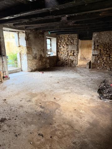 Maison d'environ 65 m2 à rénover sur presque 3 000 m2 de terrain avec possibilité d'acheter un peu plus.
4 bâtiments cadastrés.
Une ancienne maison périgourdine de 2 pièces avec cheminée à foyer ouvert et combles. Les dites combles ne seront pas aménageables sans réhaussement de toiture.
Toiture à refaire.

Accord du grand périgueux pour la rénovation de la maison avec agrandissement jusqu'à 60 m2 d'emprise au sol. Accord pour ajouter un étage, ce qui peut faire une augmentation d'environ 100 m2 de plancher.

Grange d'au moins 150 m2 au total, un ancien séchoir à viande et un quatrième bâtiment. 
ATTENTION, LOURDS TRAVAUX, RENOVATION COMPLETE A FAIRE
Compteur électrique à changer.

Diags ok, Rien à signaler.

Un seul voisin qui peut très bien ne pas être visible puisque placé derrière.
Ruisseau tout proche avec ancien lavoir construit sur la source. Pour aller s'y promener, il est accessible par des chemins en partant de la maison.
Endroit de baignade au change à 4 minutes top chrono en voiture!

De la pierre, magnifique pierre à rénover!

Appelez-moi vite!