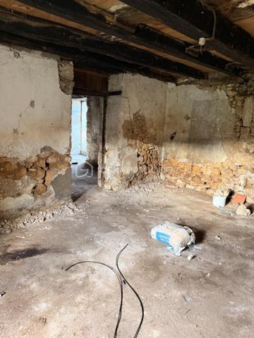 Maison d'environ 65 m2 à rénover sur presque 3 000 m2 de terrain avec possibilité d'acheter un peu plus.
4 bâtiments cadastrés.
Une ancienne maison périgourdine de 2 pièces avec cheminée à foyer ouvert et combles. Les dites combles ne seront pas aménageables sans réhaussement de toiture.
Toiture à refaire.

Accord du grand périgueux pour la rénovation de la maison avec agrandissement jusqu'à 60 m2 d'emprise au sol. Accord pour ajouter un étage, ce qui peut faire une augmentation d'environ 100 m2 de plancher.

Grange d'au moins 150 m2 au total, un ancien séchoir à viande et un quatrième bâtiment. 
ATTENTION, LOURDS TRAVAUX, RENOVATION COMPLETE A FAIRE
Compteur électrique à changer.

Diags ok, Rien à signaler.

Un seul voisin qui peut très bien ne pas être visible puisque placé derrière.
Ruisseau tout proche avec ancien lavoir construit sur la source. Pour aller s'y promener, il est accessible par des chemins en partant de la maison.
Endroit de baignade au change à 4 minutes top chrono en voiture!

De la pierre, magnifique pierre à rénover!

Appelez-moi vite!