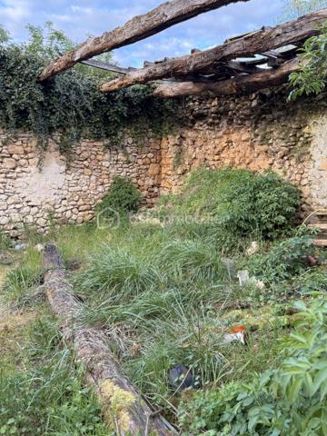 Maison d'environ 65 m2 à rénover sur presque 3 000 m2 de terrain avec possibilité d'acheter un peu plus.
4 bâtiments cadastrés.
Une ancienne maison périgourdine de 2 pièces avec cheminée à foyer ouvert et combles. Les dites combles ne seront pas aménageables sans réhaussement de toiture.
Toiture à refaire.

Accord du grand périgueux pour la rénovation de la maison avec agrandissement jusqu'à 60 m2 d'emprise au sol. Accord pour ajouter un étage, ce qui peut faire une augmentation d'environ 100 m2 de plancher.

Grange d'au moins 150 m2 au total, un ancien séchoir à viande et un quatrième bâtiment. 
ATTENTION, LOURDS TRAVAUX, RENOVATION COMPLETE A FAIRE
Compteur électrique à changer.

Diags ok, Rien à signaler.

Un seul voisin qui peut très bien ne pas être visible puisque placé derrière.
Ruisseau tout proche avec ancien lavoir construit sur la source. Pour aller s'y promener, il est accessible par des chemins en partant de la maison.
Endroit de baignade au change à 4 minutes top chrono en voiture!

De la pierre, magnifique pierre à rénover!

Appelez-moi vite!