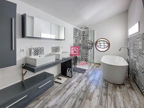 Villa de caractère- La Motte 9 pièces-226 m2- PISCINE- GARAGE