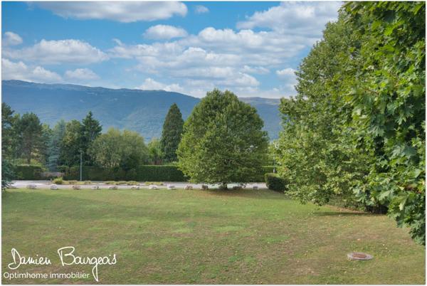 Appartement 3 pièces de 72 m2 avec 3 grands balcons, cave, garage et vue sur le Jura