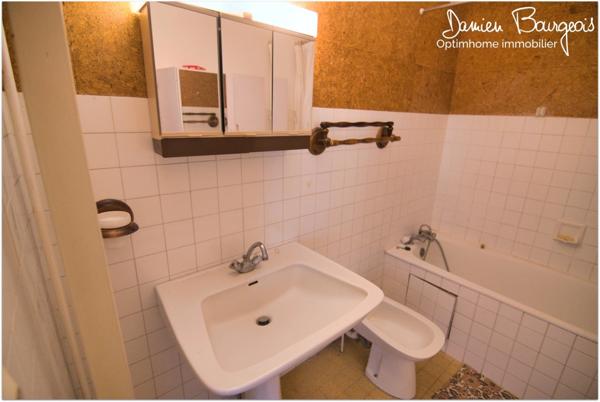 Appartement 3 pièces de 72 m2 avec 3 grands balcons, cave, garage et vue sur le Jura