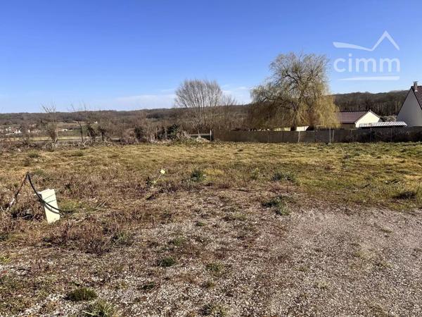 Terrain constructible d'une superficie de 642 m2, viabilisé et libre de tout constructeur.