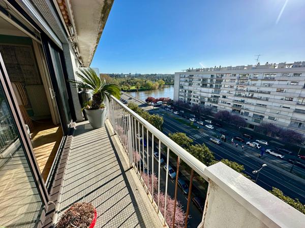 Appartement TOURS ? Dernier étage avec vue sur le Cher ? Garage box