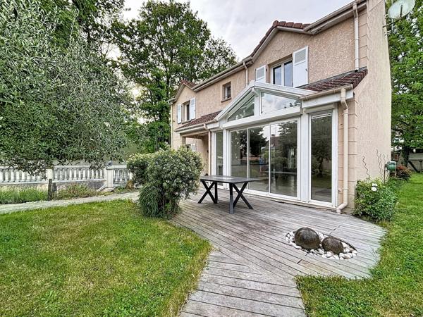 Vente                                                      Maison
                        
                     8 pièces                      201 m2                     à Yerres