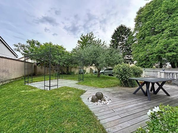 Vente                                                      Maison
                        
                     8 pièces                      201 m2                     à Yerres