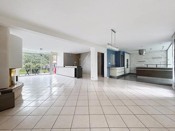 Vente                                                      Maison
                        
                     8 pièces                      201 m2                     à Yerres