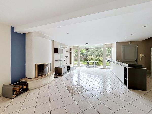 Vente                                                      Maison
                        
                     8 pièces                      201 m2                     à Yerres