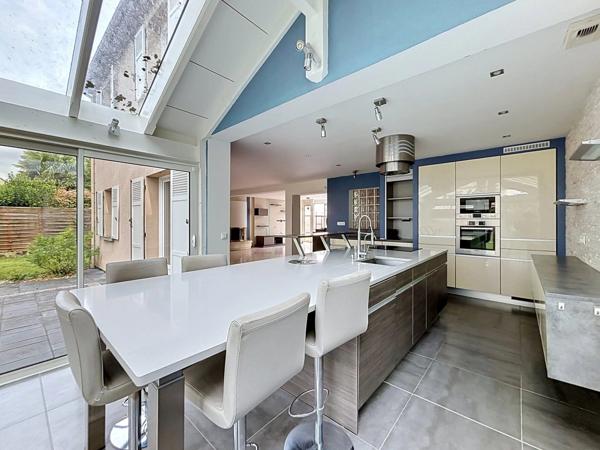 Vente                                                      Maison
                        
                     8 pièces                      201 m2                     à Yerres