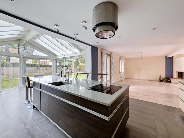 Vente                                                      Maison
                        
                     8 pièces                      201 m2                     à Yerres