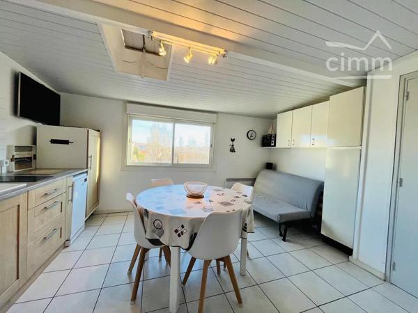 Exclusivité : Découvrez ce charmant appartement de type 2 idéalement situé à proximité du centre ville et de la plage.