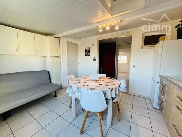 Exclusivité : Découvrez ce charmant appartement de type 2 idéalement situé à proximité du centre ville et de la plage.
