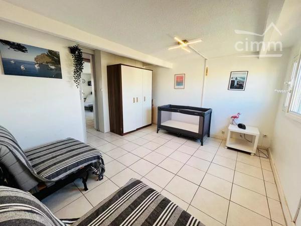 Exclusivité : Découvrez ce charmant appartement de type 2 idéalement situé à proximité du centre ville et de la plage.