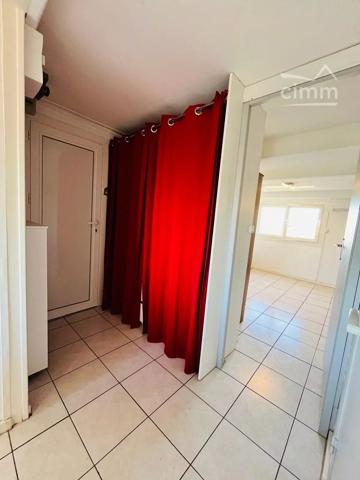 Exclusivité : Découvrez ce charmant appartement de type 2 idéalement situé à proximité du centre ville et de la plage.