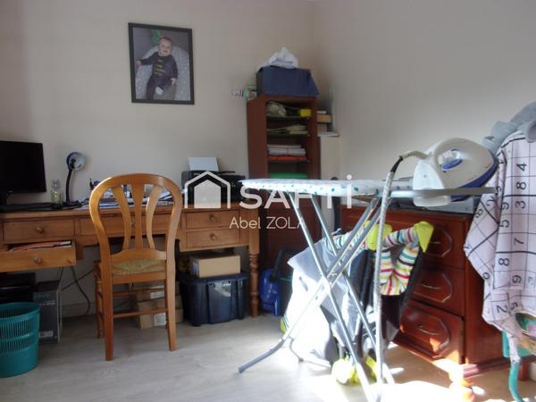 Belle maison 6 pièces avec un séjour, 4 chambres, un bureau, un garage et un jardin.