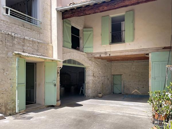 Maison de village, 4 chambres avec extérieur.