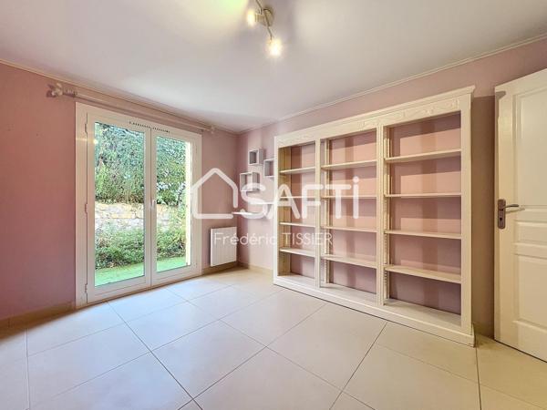 Le Cannet-Rocheville : Villa avec piscine au calme.