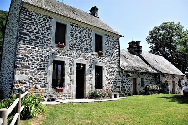 Bel ensemble immobilier Valette (15400)