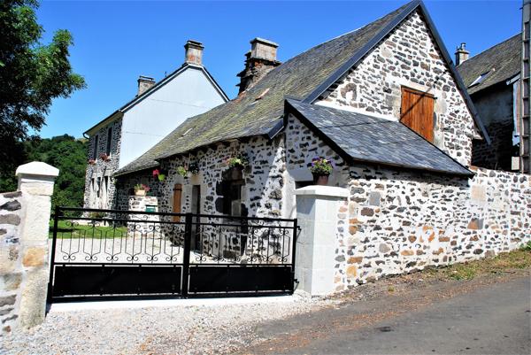Bel ensemble immobilier Valette (15400)