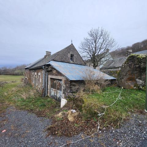Bel ensemble immobilier Valette (15400)