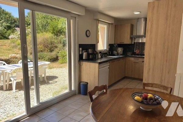 A vendre maison à Clohars-Carnoët (29) - LE POULDU

À seulement 5 minutes à pied de la mer, d...