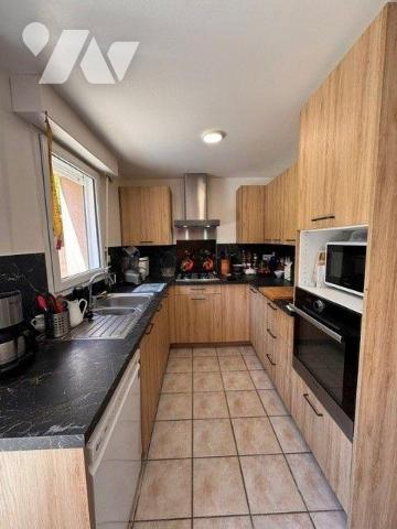 A vendre maison à Clohars-Carnoët (29) - LE POULDU

À seulement 5 minutes à pied de la mer, d...