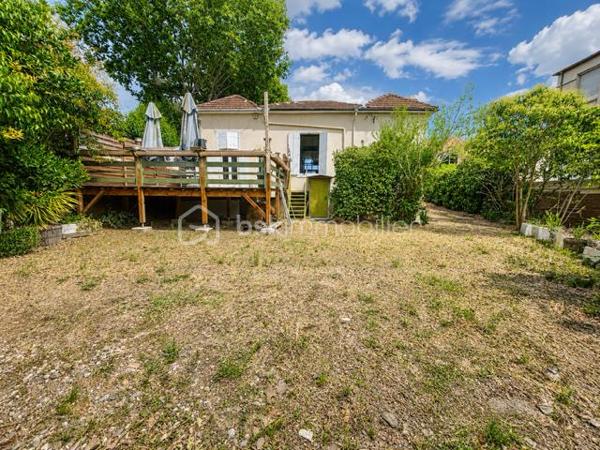 À vendre à Limoux (11300), à deux pas de la gare et du centre-ville, restaurant bénéficiant d’un emplacement stratégique et d’une excellente visibilité.

Cet établissement de type brasserie / restaurant offre un cadre chaleureux avec une agréable terrasse, un jardin ombragé dans un esprit guinguette, idéal pour accueillir la clientèle aux beaux jours. Les atouts du bien :
Murs et fonds de commerce inclus dans la vente.
Emplacement recherché - Belle terrasse - Jardin ombragé - Cadre intimiste - sans vis-à-vis - Parking à proximité - Cave et dépendances offrant de nombreuses possibilités de stockage - Taxe foncière : 2 000 €.
Prix de vente : 220 000 €.

Cet établissement conviendra parfaitement à un restaurateur souhaitant développer une activité dans une ville dynamique et touristique, connue notamment pour son Carnaval et sa Blanquette. Le secteur de Limoux compte régulièrement des transactions de restaurants et de locaux commerciaux, ce qui en fait un marché actif.

Pour tout renseignement complémentaire ou organiser une visite, merci de nous contacter