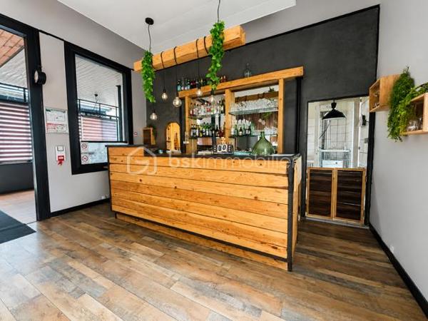 À vendre à Limoux (11300), à deux pas de la gare et du centre-ville, restaurant bénéficiant d’un emplacement stratégique et d’une excellente visibilité.

Cet établissement de type brasserie / restaurant offre un cadre chaleureux avec une agréable terrasse, un jardin ombragé dans un esprit guinguette, idéal pour accueillir la clientèle aux beaux jours. Les atouts du bien :
Murs et fonds de commerce inclus dans la vente.
Emplacement recherché - Belle terrasse - Jardin ombragé - Cadre intimiste - sans vis-à-vis - Parking à proximité - Cave et dépendances offrant de nombreuses possibilités de stockage - Taxe foncière : 2 000 €.
Prix de vente : 220 000 €.

Cet établissement conviendra parfaitement à un restaurateur souhaitant développer une activité dans une ville dynamique et touristique, connue notamment pour son Carnaval et sa Blanquette. Le secteur de Limoux compte régulièrement des transactions de restaurants et de locaux commerciaux, ce qui en fait un marché actif.

Pour tout renseignement complémentaire ou organiser une visite, merci de nous contacter
