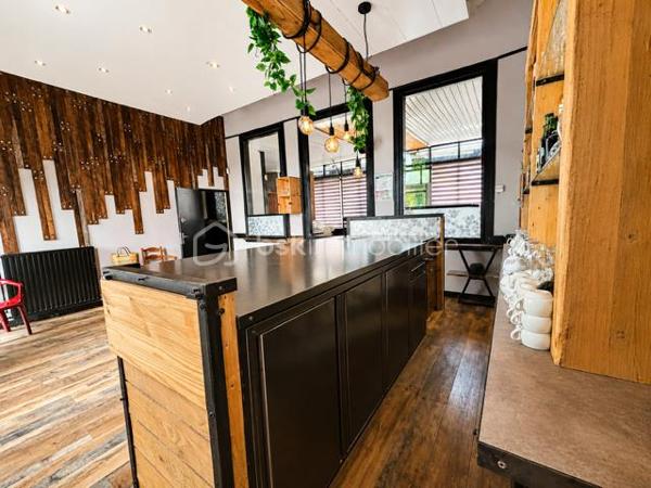 À vendre à Limoux (11300), à deux pas de la gare et du centre-ville, restaurant bénéficiant d’un emplacement stratégique et d’une excellente visibilité.

Cet établissement de type brasserie / restaurant offre un cadre chaleureux avec une agréable terrasse, un jardin ombragé dans un esprit guinguette, idéal pour accueillir la clientèle aux beaux jours. Les atouts du bien :
Murs et fonds de commerce inclus dans la vente.
Emplacement recherché - Belle terrasse - Jardin ombragé - Cadre intimiste - sans vis-à-vis - Parking à proximité - Cave et dépendances offrant de nombreuses possibilités de stockage - Taxe foncière : 2 000 €.
Prix de vente : 220 000 €.

Cet établissement conviendra parfaitement à un restaurateur souhaitant développer une activité dans une ville dynamique et touristique, connue notamment pour son Carnaval et sa Blanquette. Le secteur de Limoux compte régulièrement des transactions de restaurants et de locaux commerciaux, ce qui en fait un marché actif.

Pour tout renseignement complémentaire ou organiser une visite, merci de nous contacter