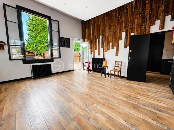 À vendre à Limoux (11300), à deux pas de la gare et du centre-ville, restaurant bénéficiant d’un emplacement stratégique et d’une excellente visibilité.

Cet établissement de type brasserie / restaurant offre un cadre chaleureux avec une agréable terrasse, un jardin ombragé dans un esprit guinguette, idéal pour accueillir la clientèle aux beaux jours. Les atouts du bien :
Murs et fonds de commerce inclus dans la vente.
Emplacement recherché - Belle terrasse - Jardin ombragé - Cadre intimiste - sans vis-à-vis - Parking à proximité - Cave et dépendances offrant de nombreuses possibilités de stockage - Taxe foncière : 2 000 €.
Prix de vente : 220 000 €.

Cet établissement conviendra parfaitement à un restaurateur souhaitant développer une activité dans une ville dynamique et touristique, connue notamment pour son Carnaval et sa Blanquette. Le secteur de Limoux compte régulièrement des transactions de restaurants et de locaux commerciaux, ce qui en fait un marché actif.

Pour tout renseignement complémentaire ou organiser une visite, merci de nous contacter