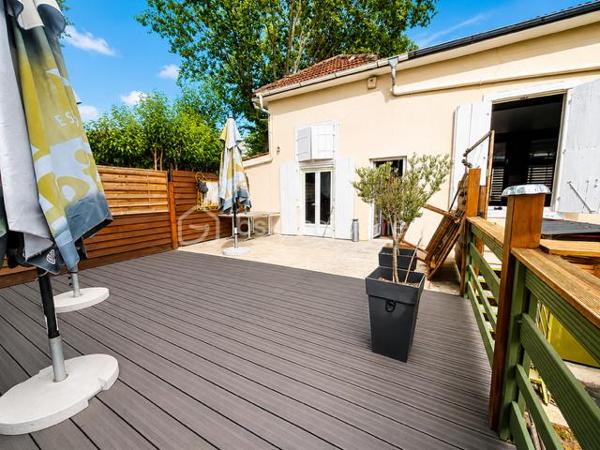 À vendre à Limoux (11300), à deux pas de la gare et du centre-ville, restaurant bénéficiant d’un emplacement stratégique et d’une excellente visibilité.

Cet établissement de type brasserie / restaurant offre un cadre chaleureux avec une agréable terrasse, un jardin ombragé dans un esprit guinguette, idéal pour accueillir la clientèle aux beaux jours. Les atouts du bien :
Murs et fonds de commerce inclus dans la vente.
Emplacement recherché - Belle terrasse - Jardin ombragé - Cadre intimiste - sans vis-à-vis - Parking à proximité - Cave et dépendances offrant de nombreuses possibilités de stockage - Taxe foncière : 2 000 €.
Prix de vente : 220 000 €.

Cet établissement conviendra parfaitement à un restaurateur souhaitant développer une activité dans une ville dynamique et touristique, connue notamment pour son Carnaval et sa Blanquette. Le secteur de Limoux compte régulièrement des transactions de restaurants et de locaux commerciaux, ce qui en fait un marché actif.

Pour tout renseignement complémentaire ou organiser une visite, merci de nous contacter