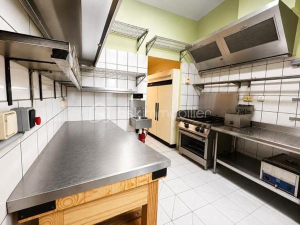 À vendre à Limoux (11300), à deux pas de la gare et du centre-ville, restaurant bénéficiant d’un emplacement stratégique et d’une excellente visibilité.

Cet établissement de type brasserie / restaurant offre un cadre chaleureux avec une agréable terrasse, un jardin ombragé dans un esprit guinguette, idéal pour accueillir la clientèle aux beaux jours. Les atouts du bien :
Murs et fonds de commerce inclus dans la vente.
Emplacement recherché - Belle terrasse - Jardin ombragé - Cadre intimiste - sans vis-à-vis - Parking à proximité - Cave et dépendances offrant de nombreuses possibilités de stockage - Taxe foncière : 2 000 €.
Prix de vente : 220 000 €.

Cet établissement conviendra parfaitement à un restaurateur souhaitant développer une activité dans une ville dynamique et touristique, connue notamment pour son Carnaval et sa Blanquette. Le secteur de Limoux compte régulièrement des transactions de restaurants et de locaux commerciaux, ce qui en fait un marché actif.

Pour tout renseignement complémentaire ou organiser une visite, merci de nous contacter