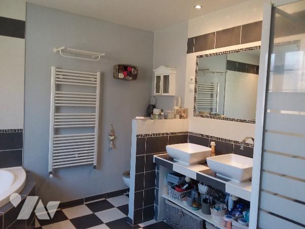 CHARMANTE LONGERE RESTAUREE, ESPRIT CHAMPETRE, HABITABLE DE SUITE