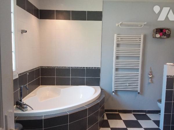 CHARMANTE LONGERE RESTAUREE, ESPRIT CHAMPETRE, HABITABLE DE SUITE