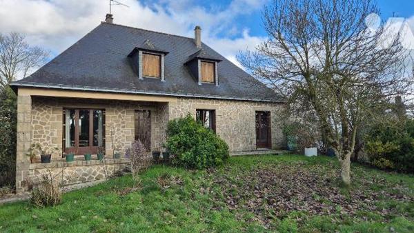  MAYENNE 10 min , en campagne: Pavillon comprenant:
- Hall d'entrée, salon/séjour avec poêle à...