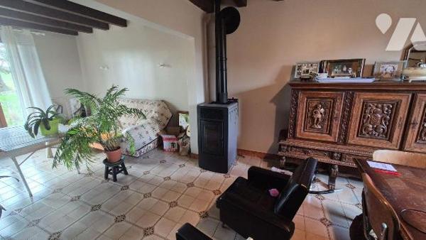  MAYENNE 10 min , en campagne: Pavillon comprenant:
- Hall d'entrée, salon/séjour avec poêle à...