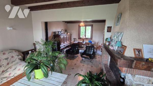  MAYENNE 10 min , en campagne: Pavillon comprenant:
- Hall d'entrée, salon/séjour avec poêle à...