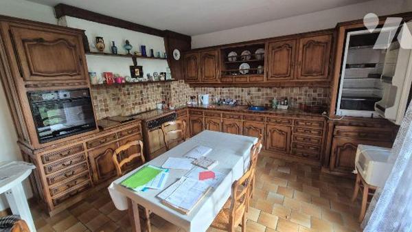  MAYENNE 10 min , en campagne: Pavillon comprenant:
- Hall d'entrée, salon/séjour avec poêle à...