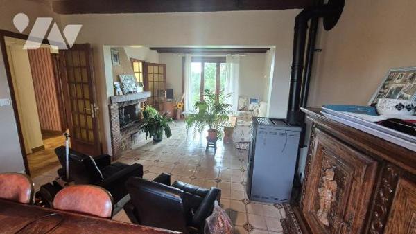  MAYENNE 10 min , en campagne: Pavillon comprenant:
- Hall d'entrée, salon/séjour avec poêle à...