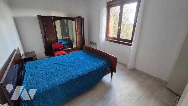  MAYENNE 10 min , en campagne: Pavillon comprenant:
- Hall d'entrée, salon/séjour avec poêle à...