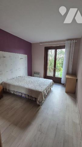  MAYENNE 10 min , en campagne: Pavillon comprenant:
- Hall d'entrée, salon/séjour avec poêle à...