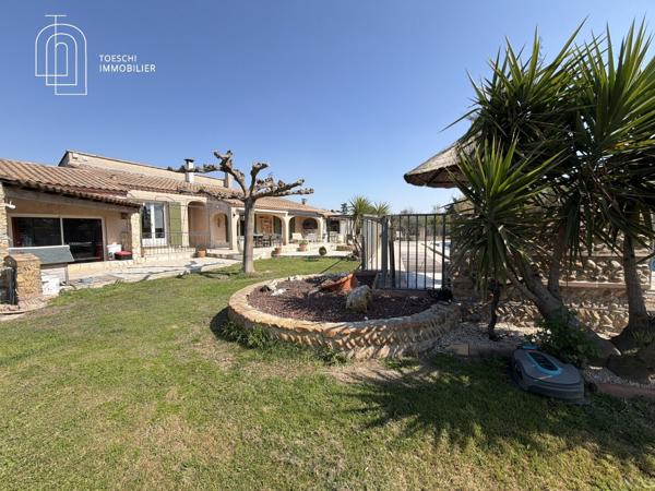 Maison de plein pied avec piscine, pool house et grand terrain