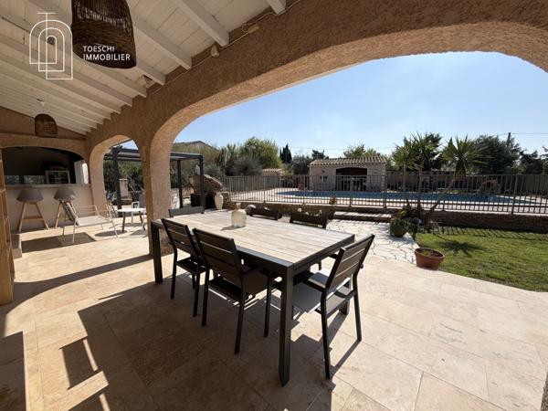 Maison de plein pied avec piscine, pool house et grand terrain